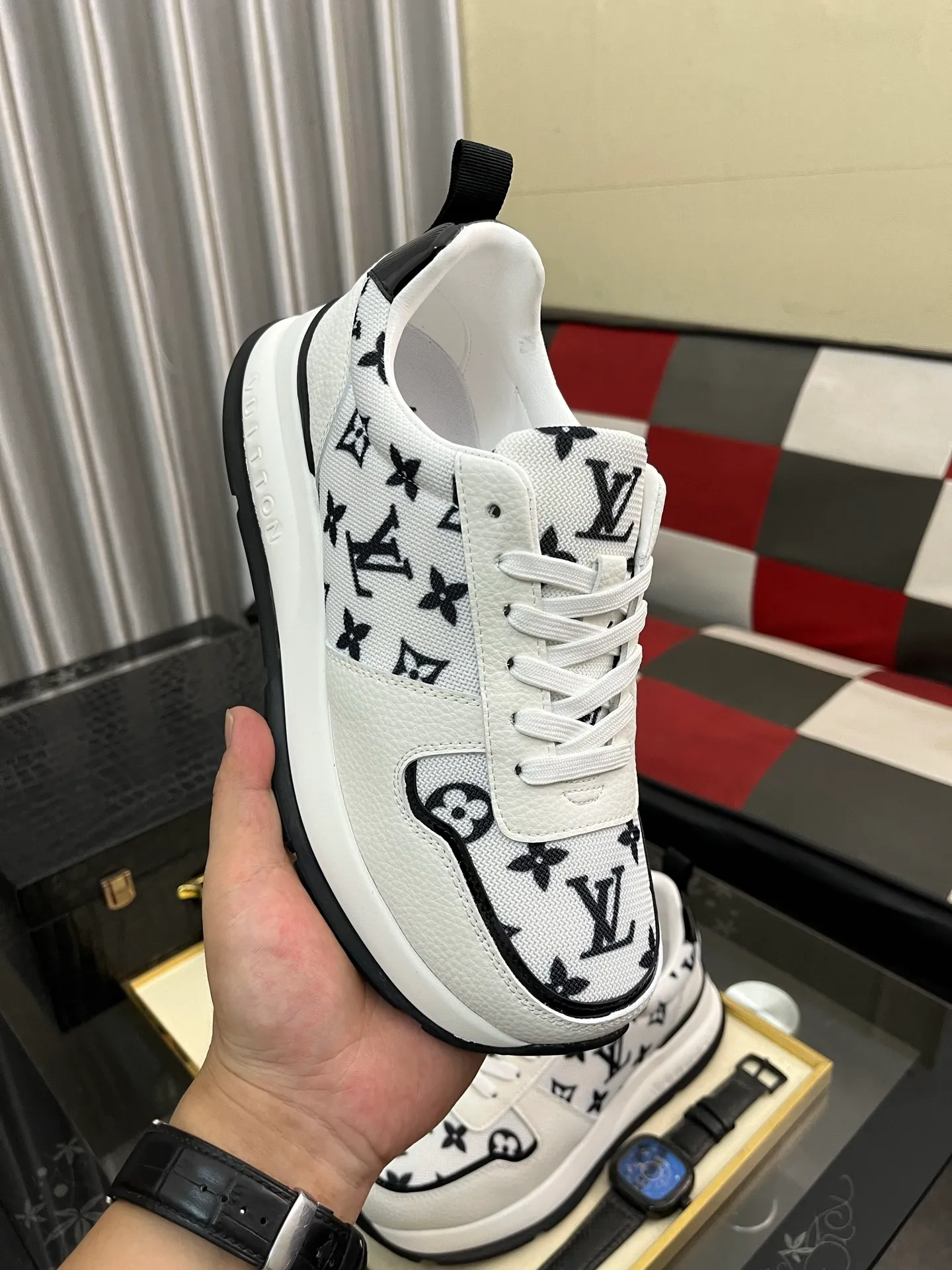 Men's men's shoes💰458⌚️⌚️ Loui* Vuitto* - Louis ** donkey's new color men's trainer sneakers, this LV Trainer sneaker is made of calfskin and breathable mesh, showing pure colors, the #54 logo on the back traces the brand's birth in 1854, the designer's handwritten brand logo embellishes one side, virgil Designed by abloh himself, it is a very commemorative sneaker. The new LV Louis Vuitton loui* vuitto* trainer sneaker low casual sports culture versatile basketball sneaker. Size: 38-444️⃣Colors available